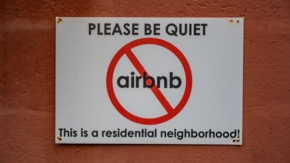 Airbnb Symbol Foto iStock kellyvandellen